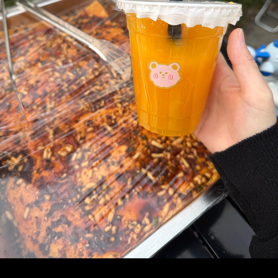 卖折耳根千层的小严