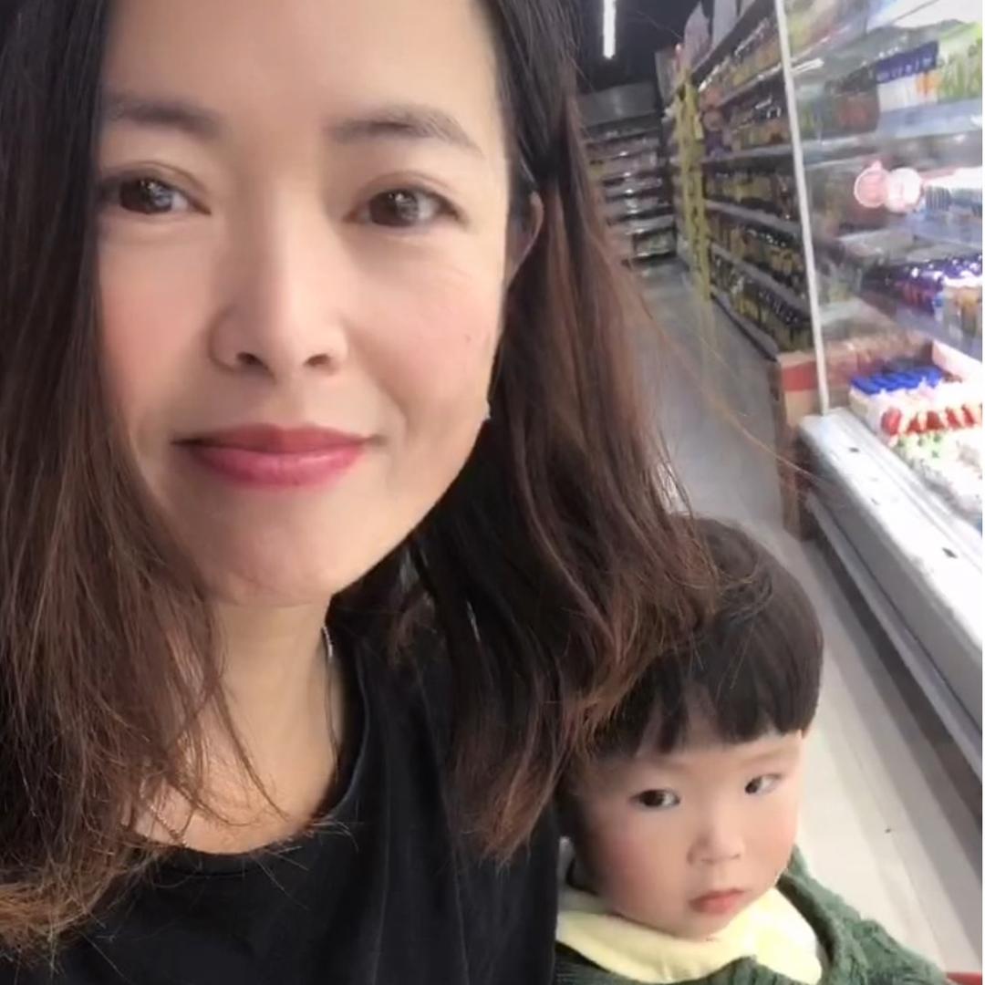 七零后买香烟和冰淇淋的阿姨