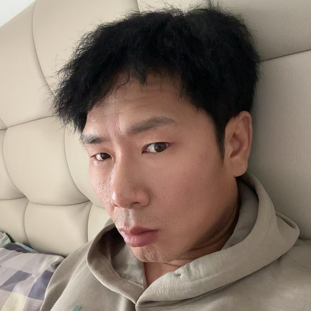 坚强。生活不易