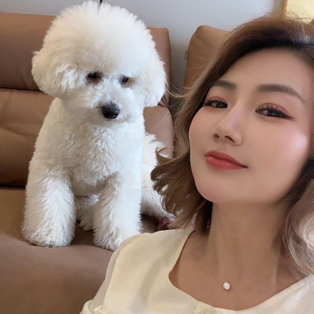 红唇高跟小美人