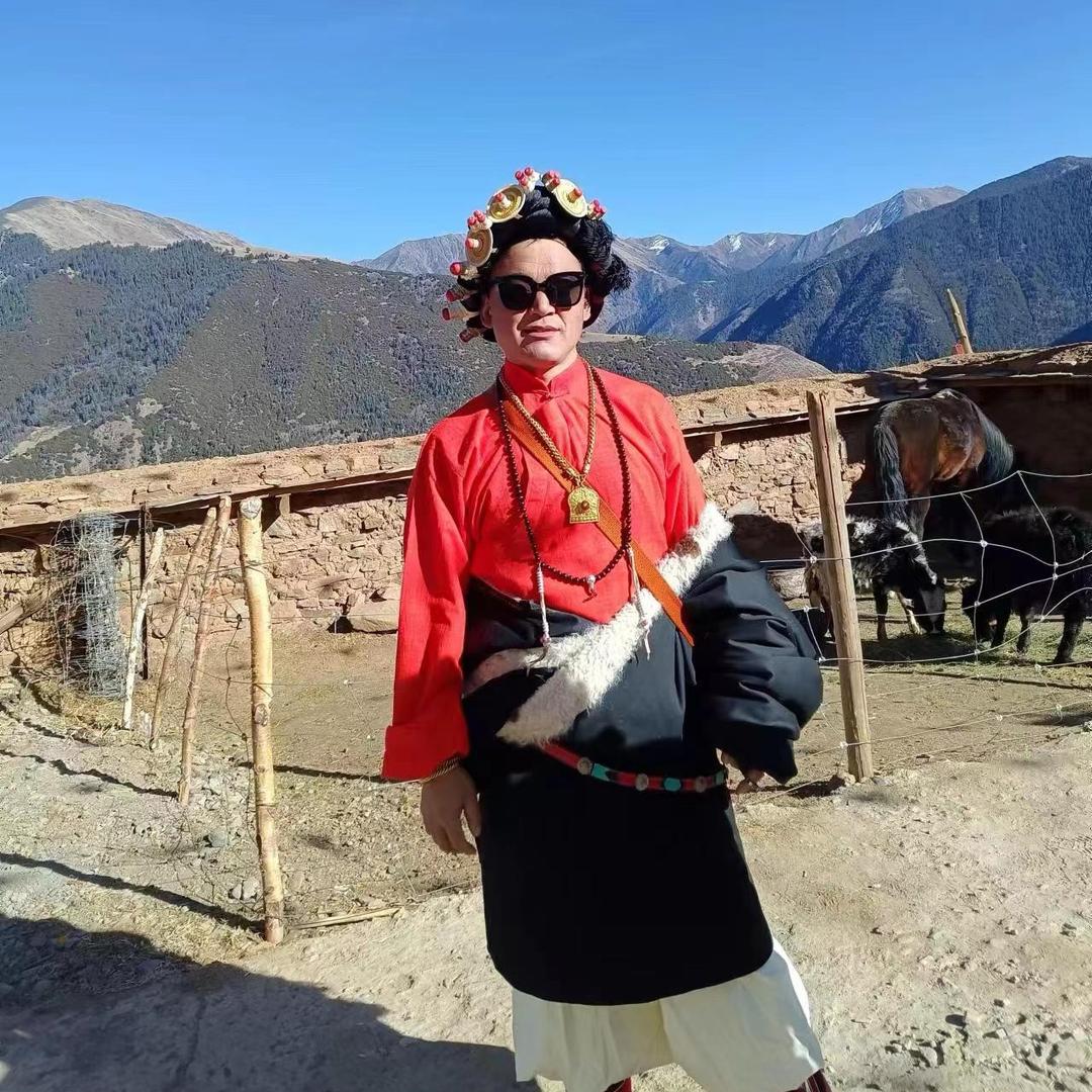 马背慢游理塘到东山顶可以看全景