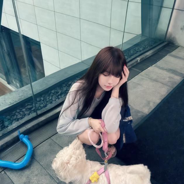 娜 依-
