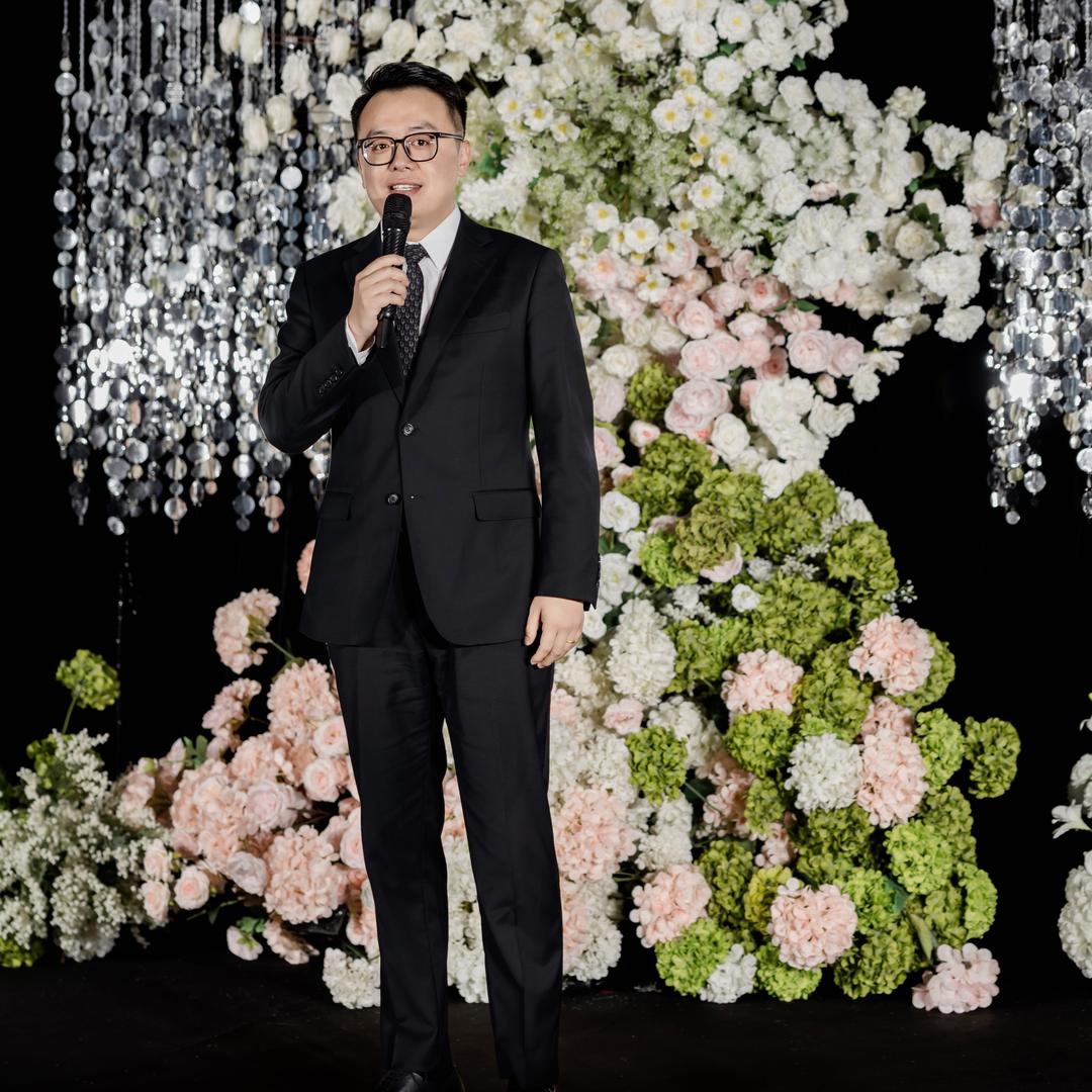 宇廷是个婚礼主持人