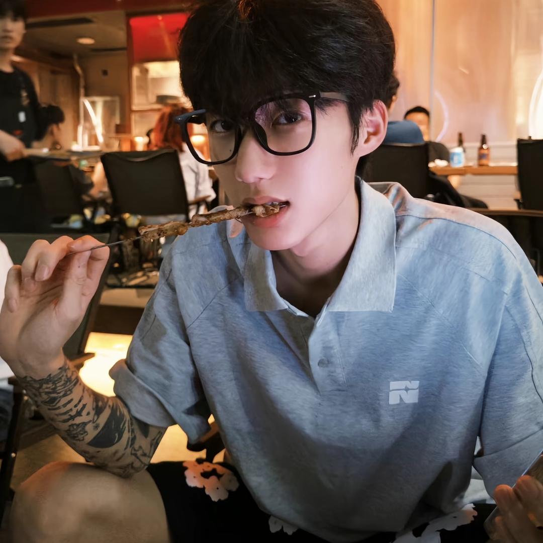 连告别都双手插兜的男人