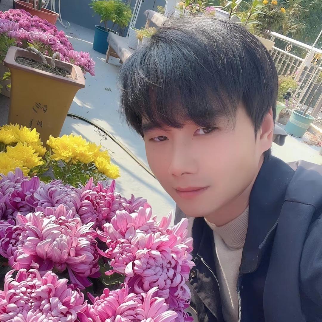 乡村养花小伙