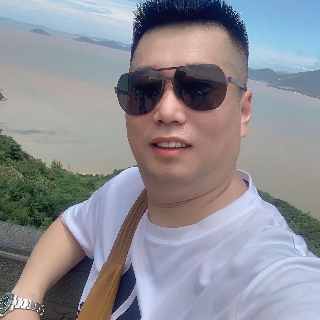 军哥轻奢男装店