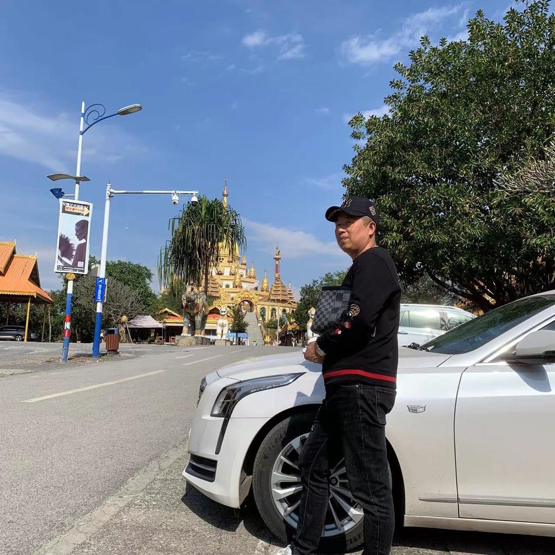 一辆大通跑江湖，伍哥