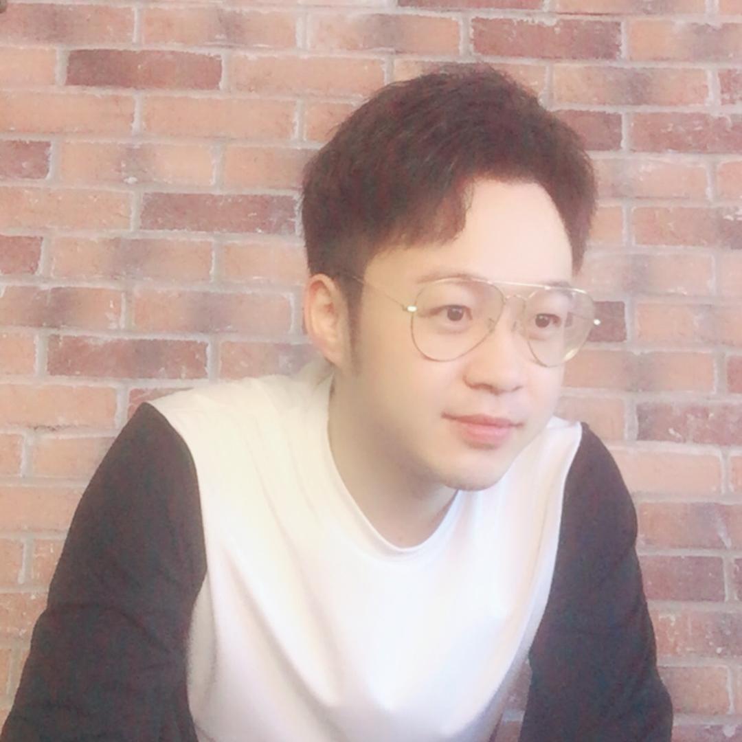 右手握剪刀