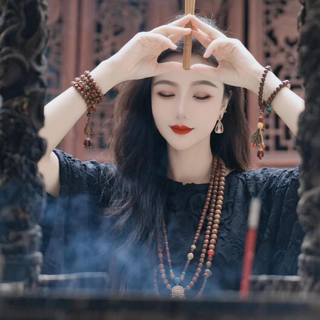 百变女神《娜宝》