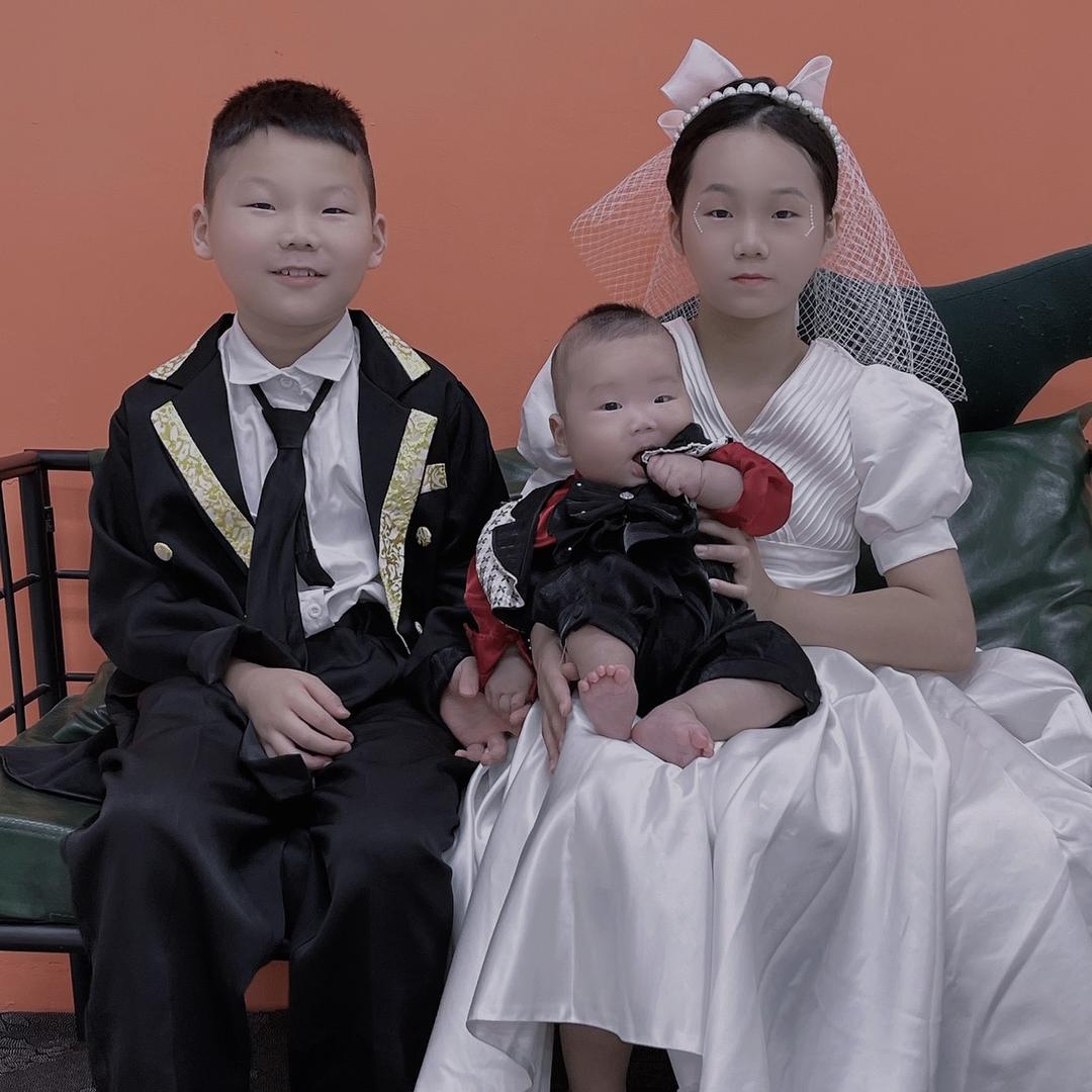 吉祥三宝。三个孩子一个爸
