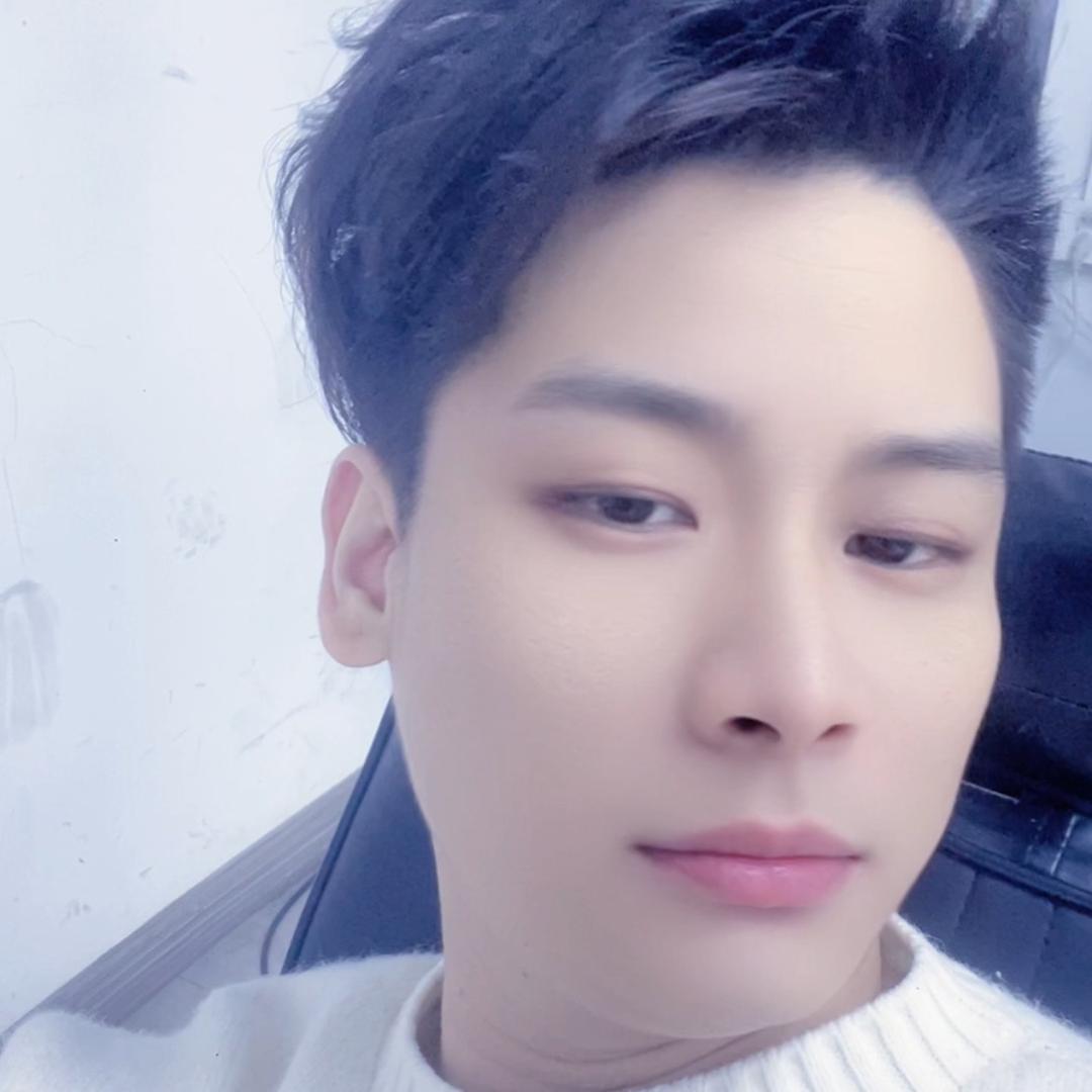 徐亚明 （龙哥说洗护点橱窗）