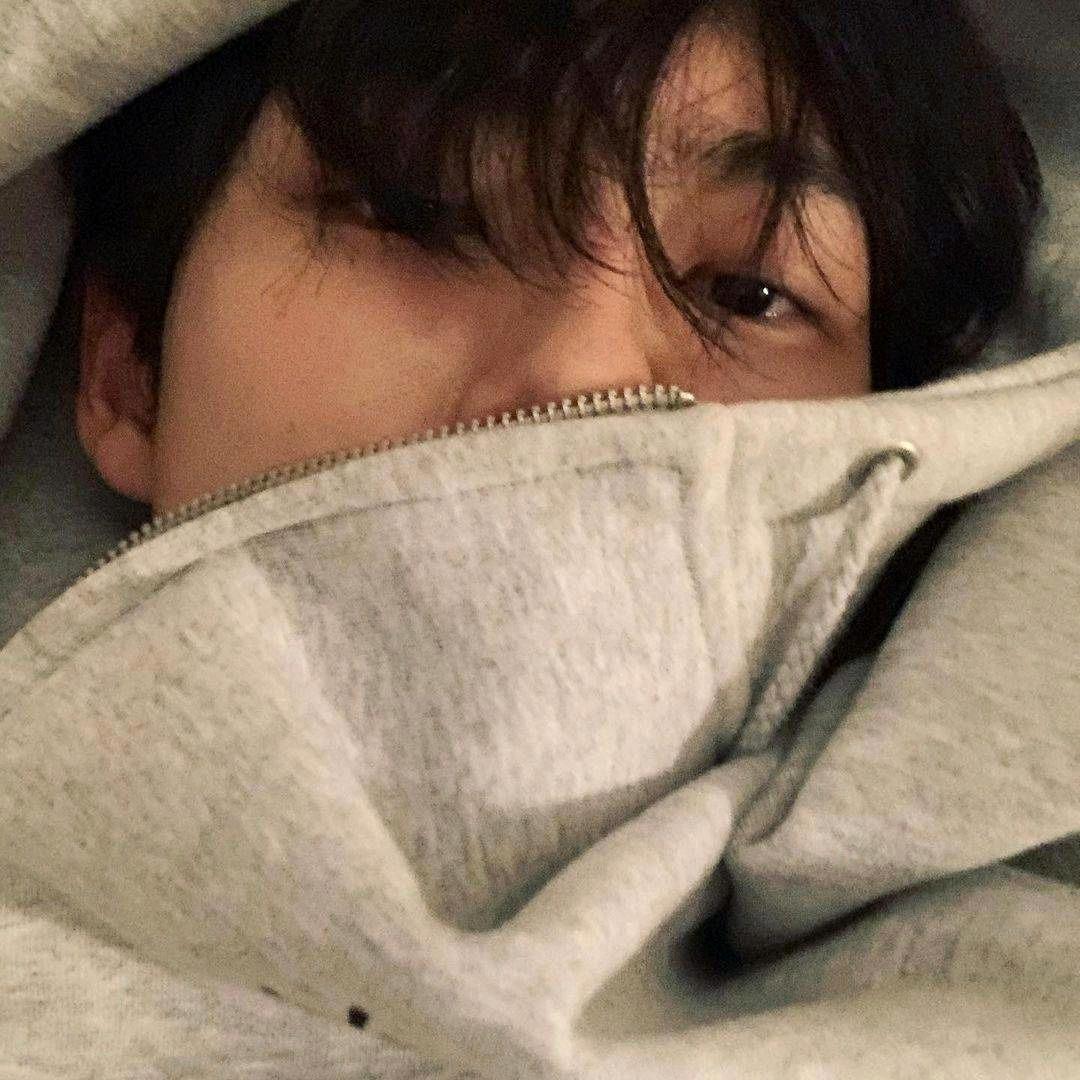 睡觉抱恐龙