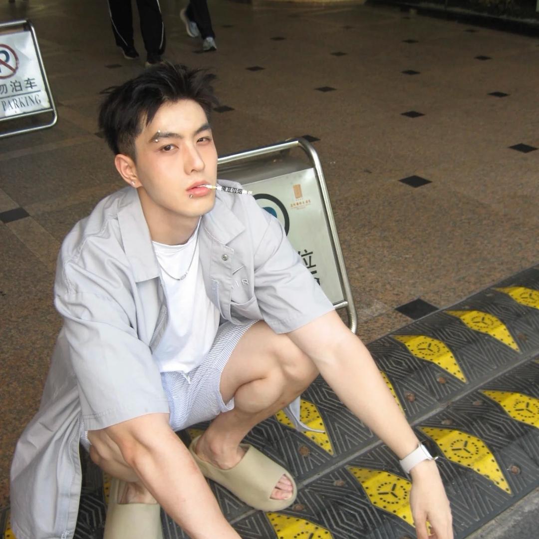 灰色
