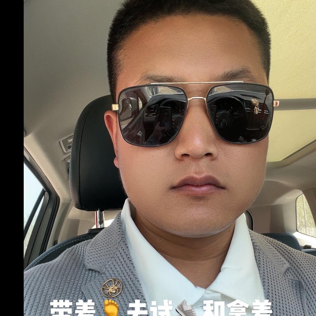 卖餐桌的小男孩儿