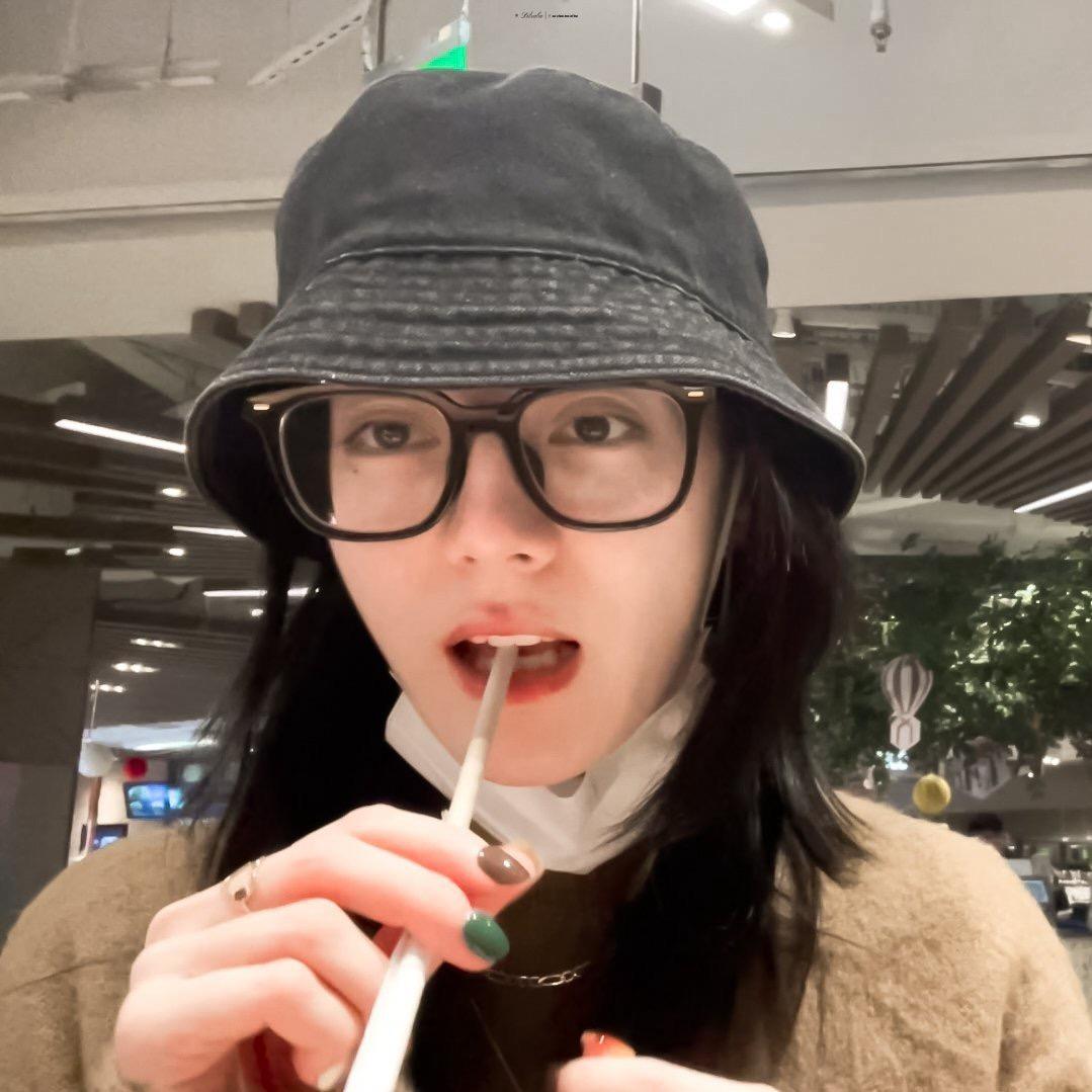 她是面包脑袋_