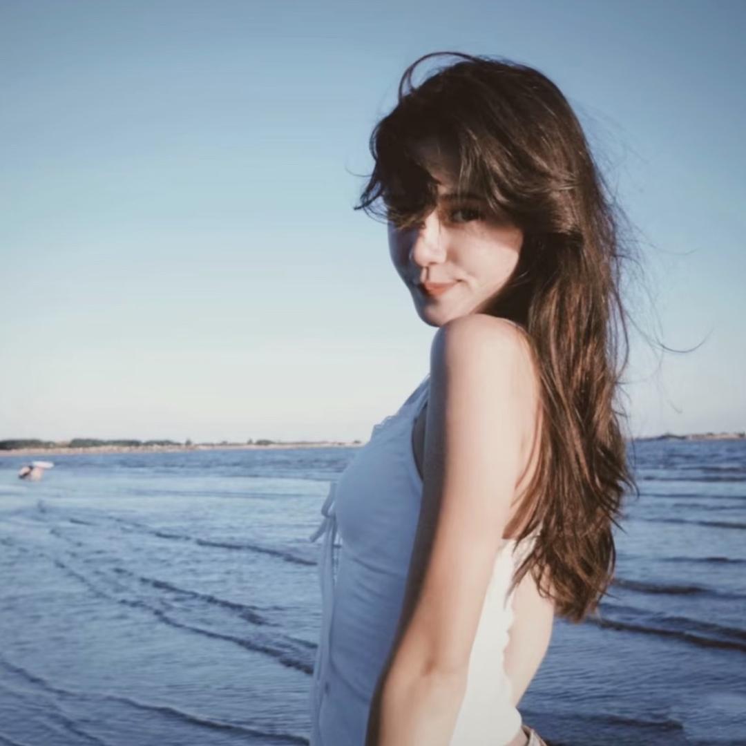 爱吃食物的女孩子