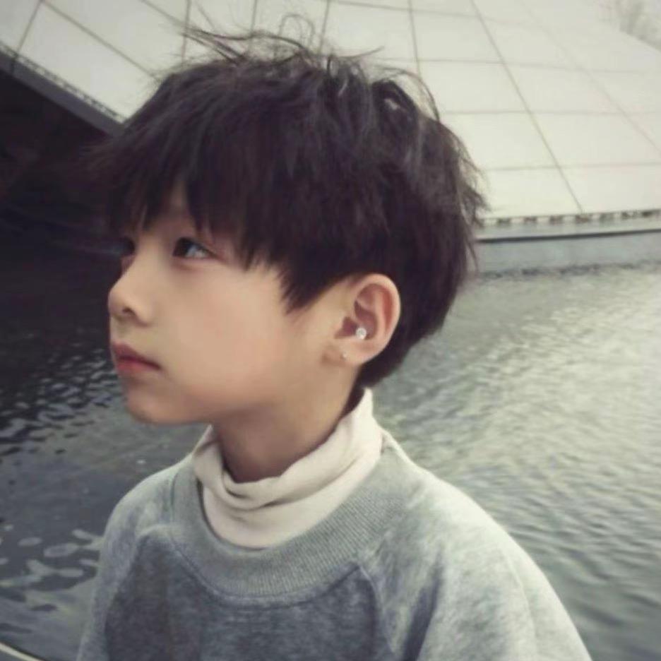 云朵坐车被18个壮汉轮流让座