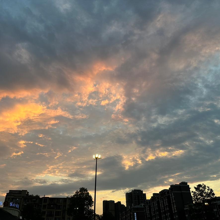 月光落在左手上✨