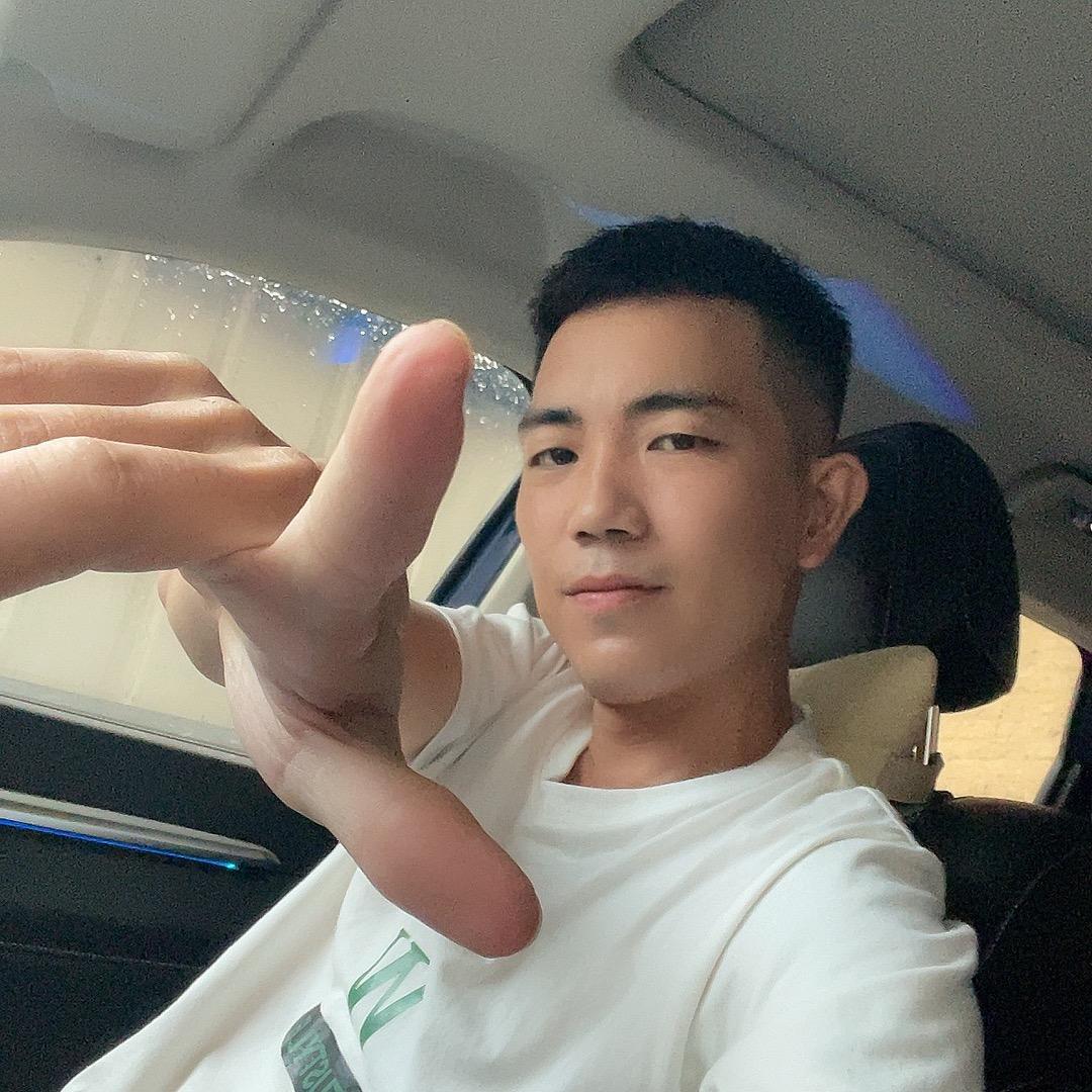 人字拖。波少