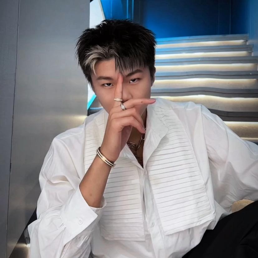 励励  发型设计