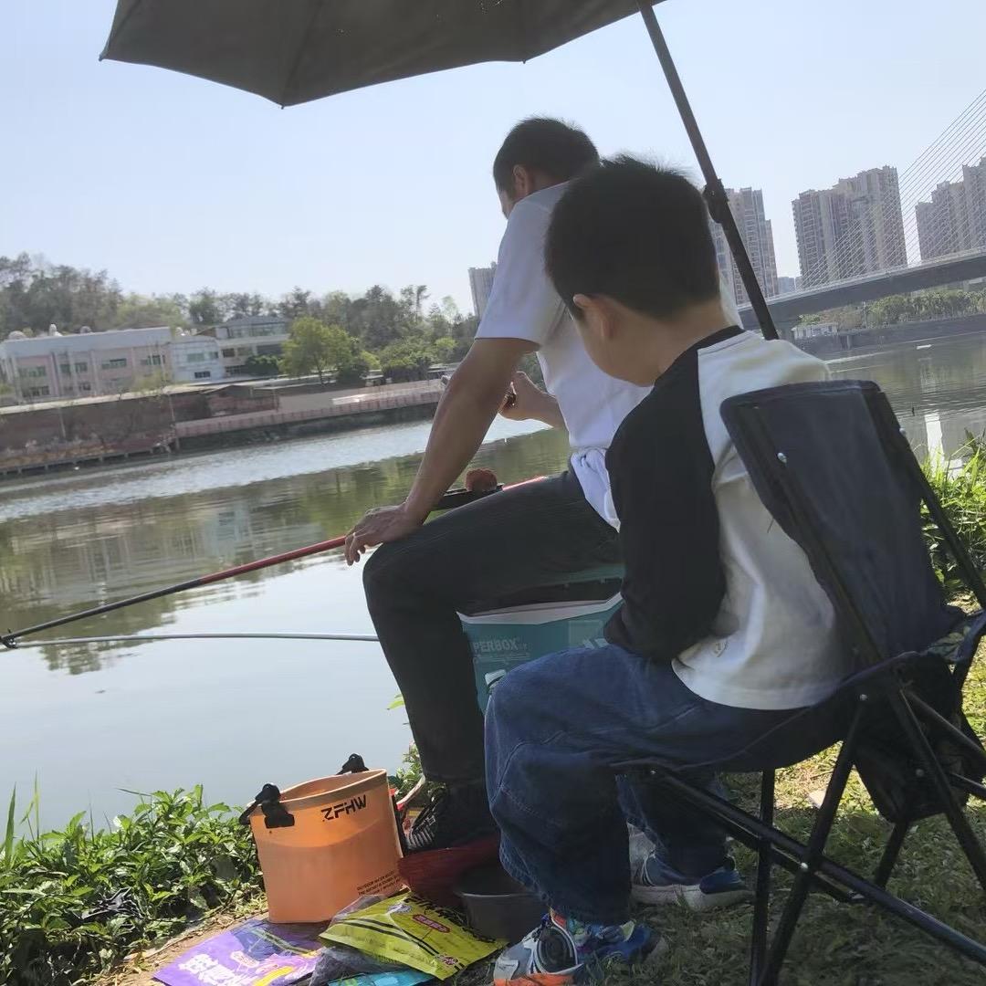 小阿哥钓鱼