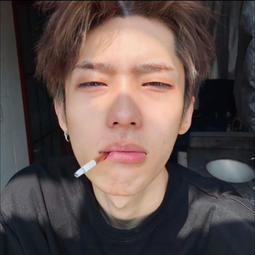 跟谁俩妈妈的呢