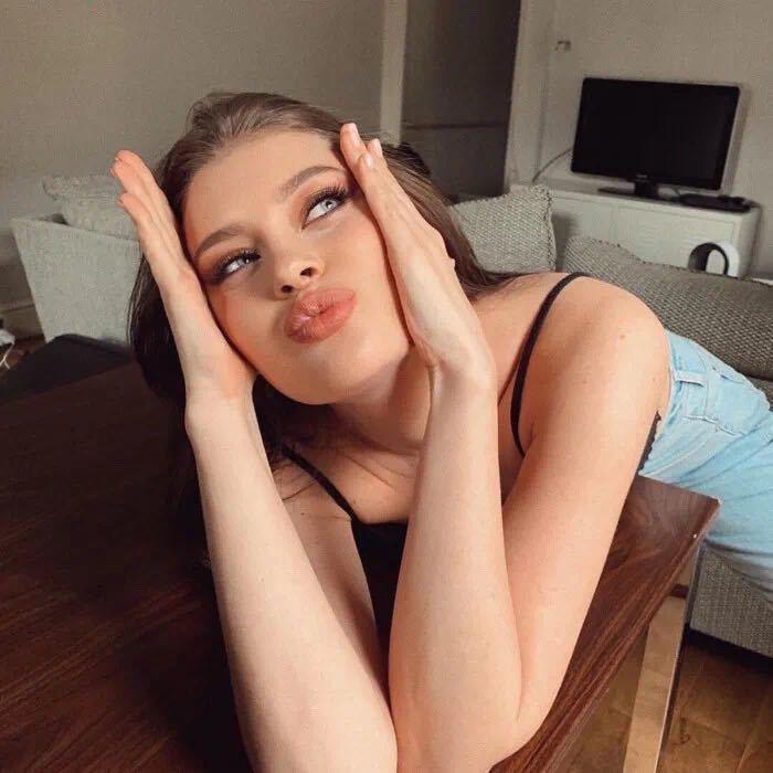 想长腹肌的少女