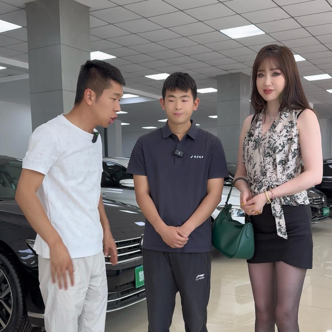 兔阿姨(凯哥玩车）