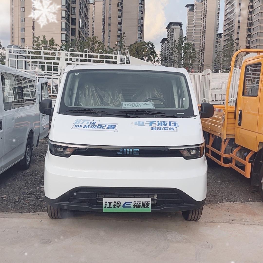 云南江铃新能源荣达直播间
