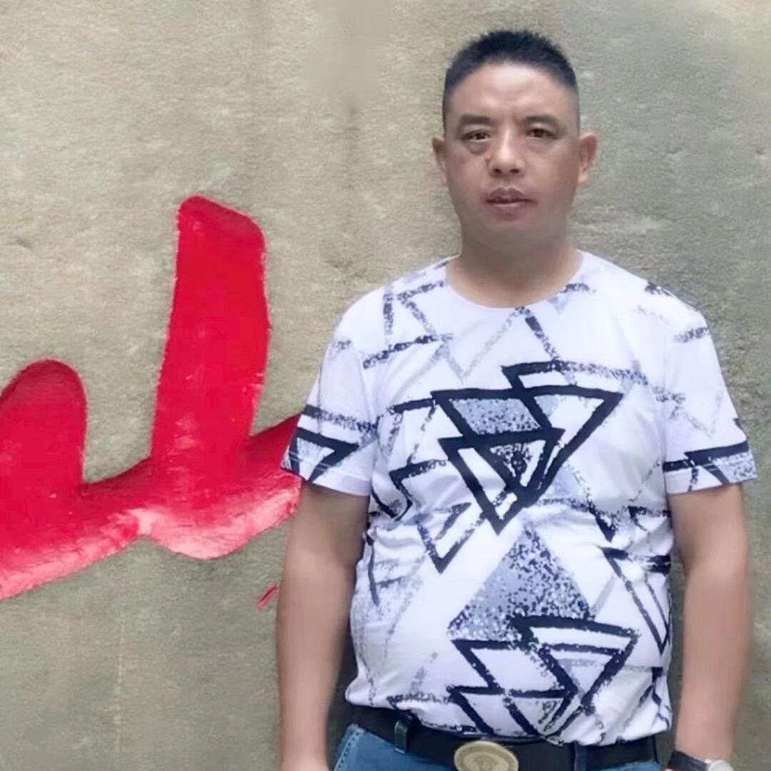 老夫子（戴着面具）