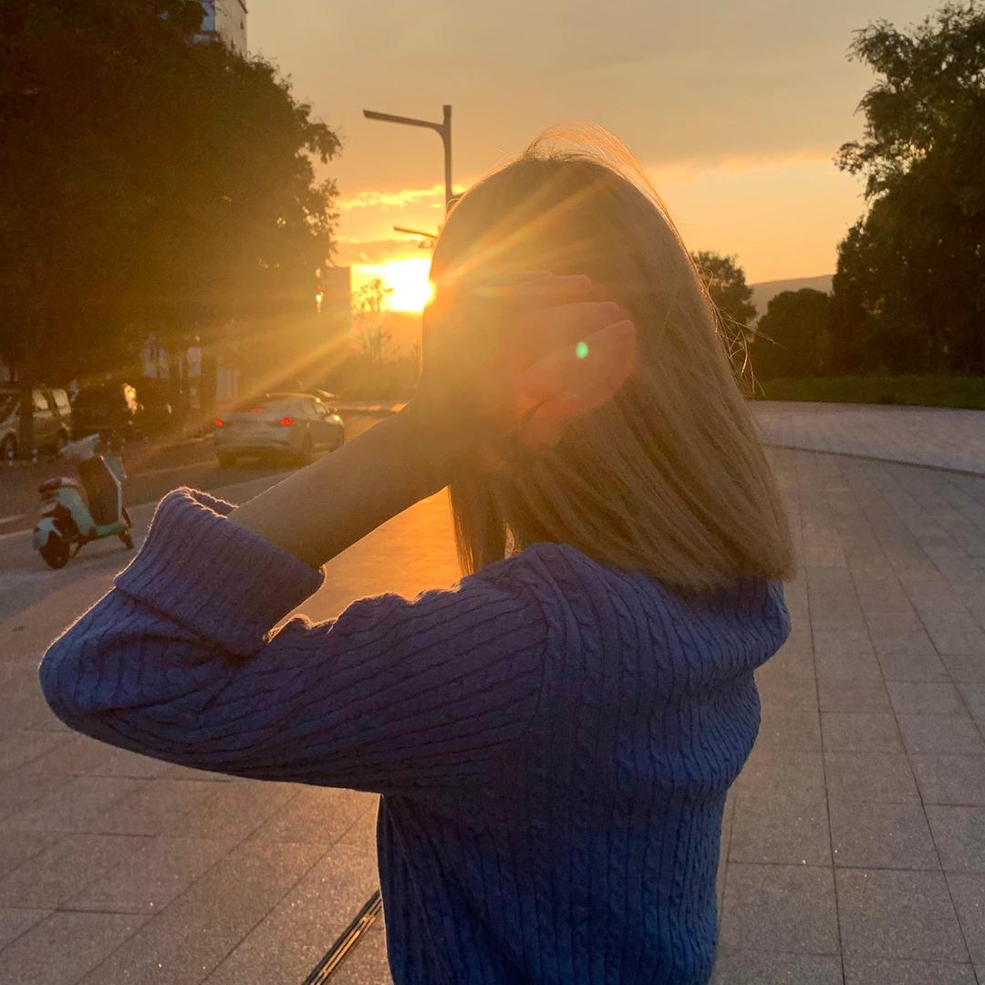 静-女发型设计师