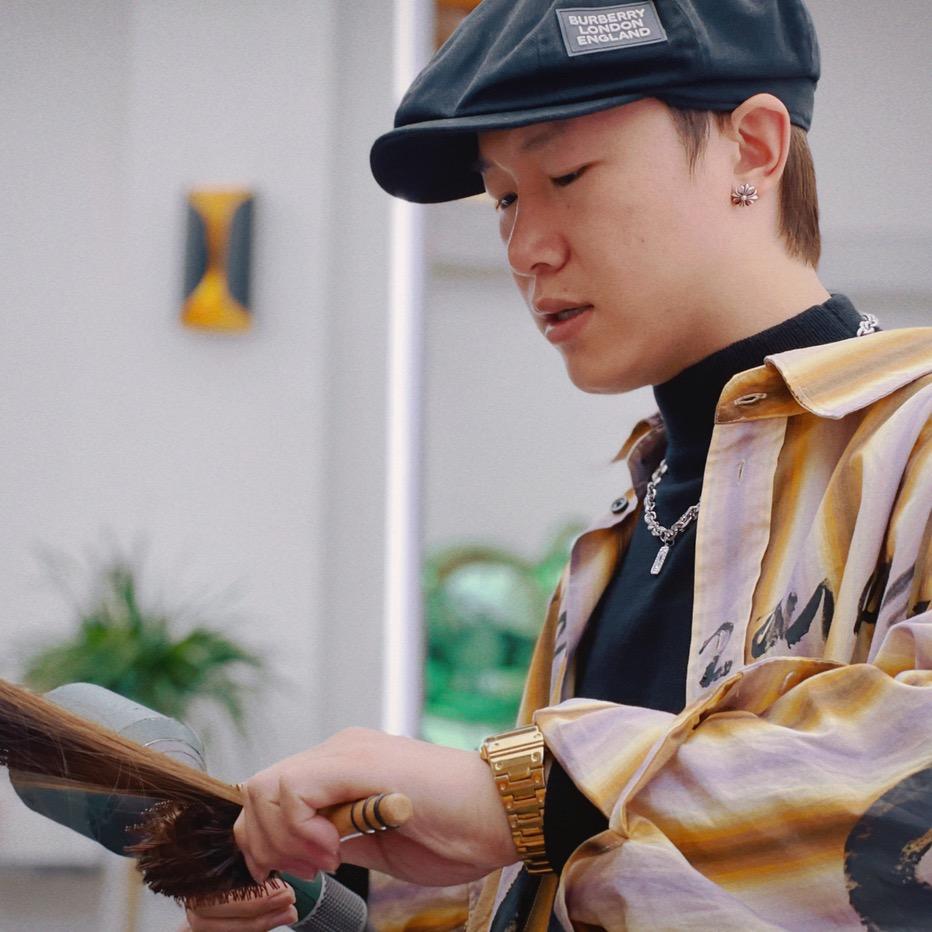 沈阳(茶红烫发）宏亮