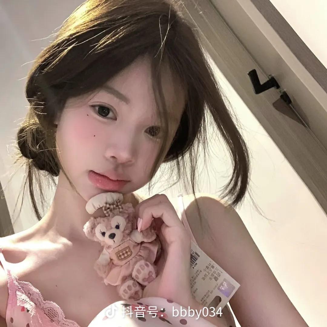 在三角洲搜破烂的女人