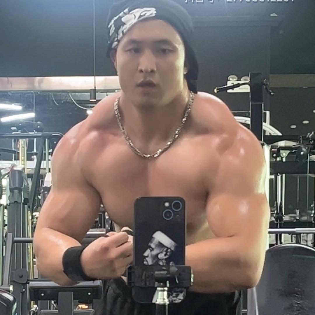 IFBB 斜方肌之王