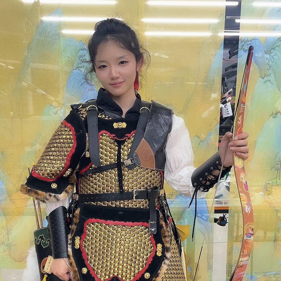 佳谕在射箭