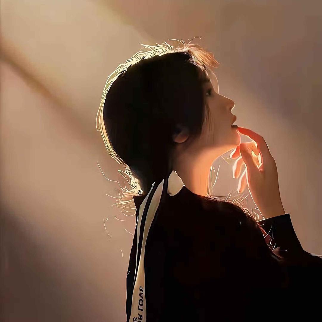 何家大小姐   😘    3ノs