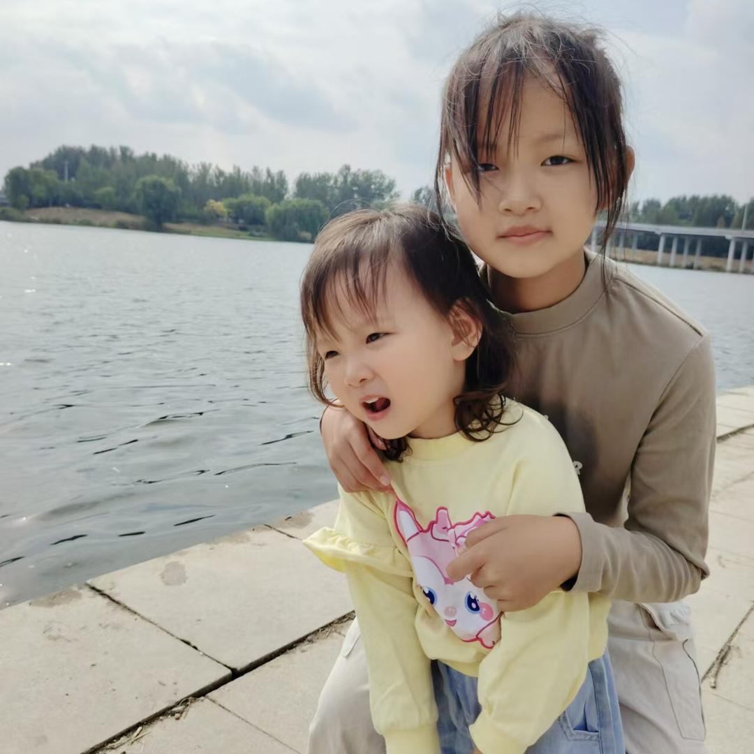 俩小美女的妈妈