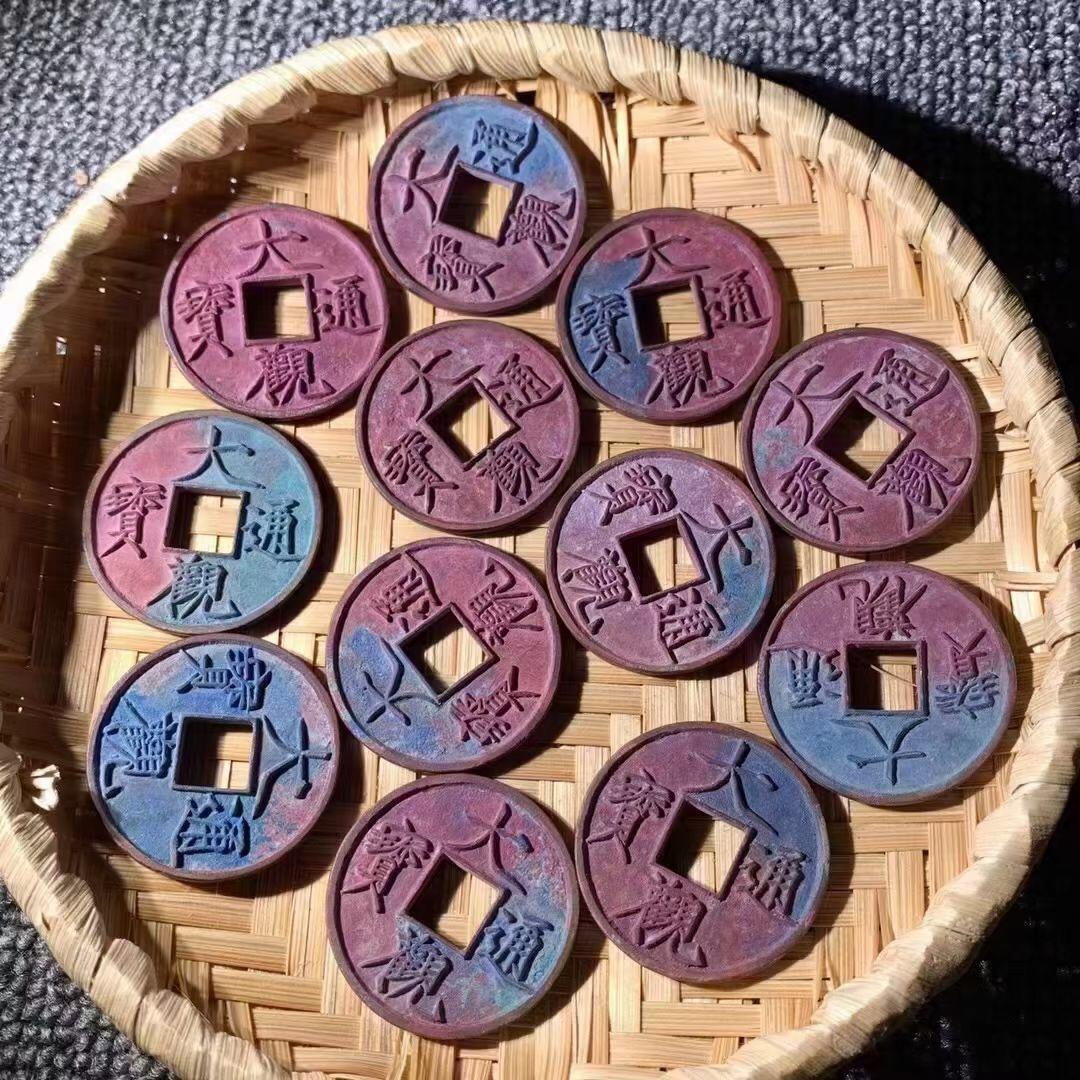 小伙子户外挖呀挖