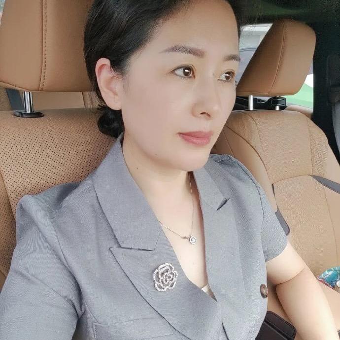 墙角的蔷薇🌹