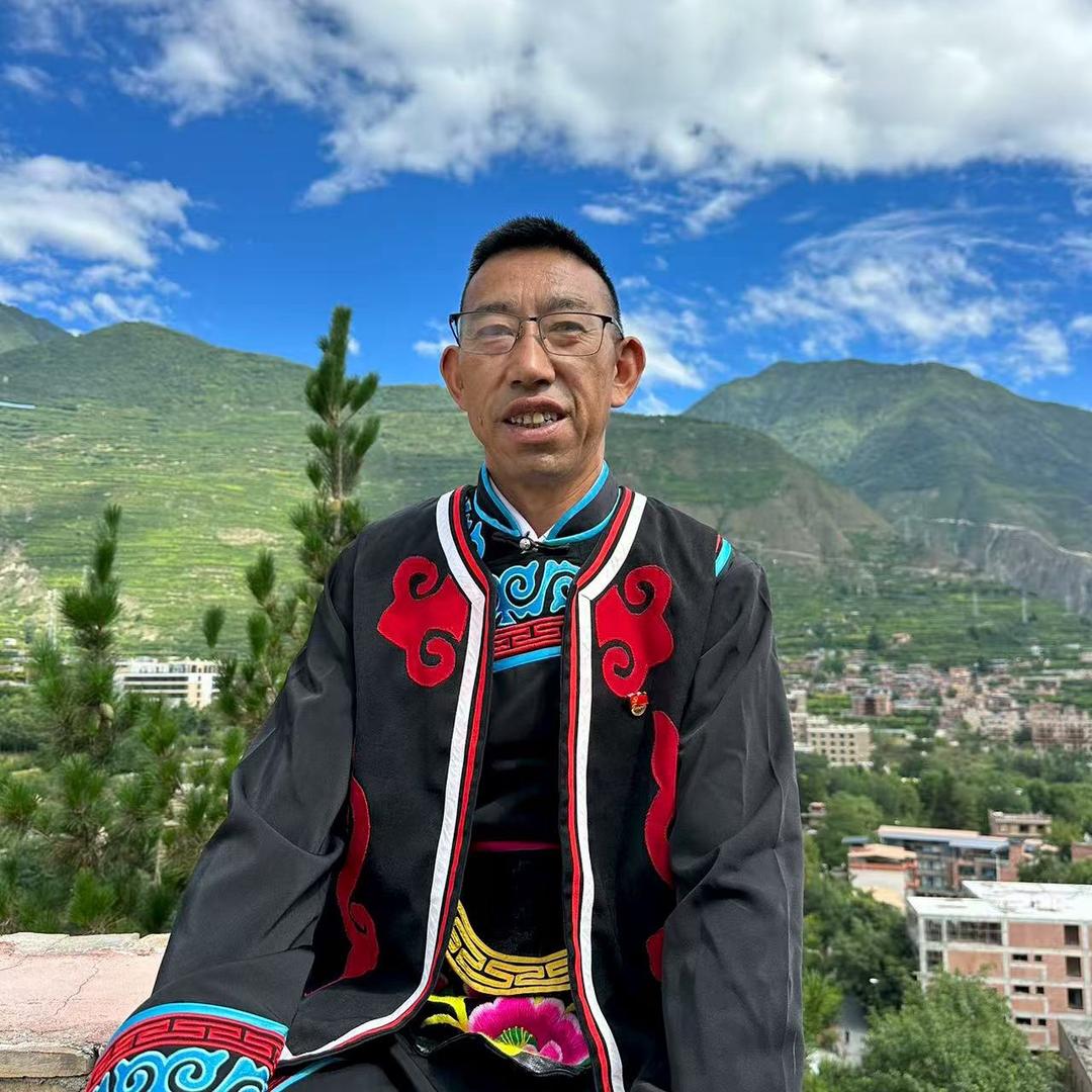 云羌村村支书（殷荣青）