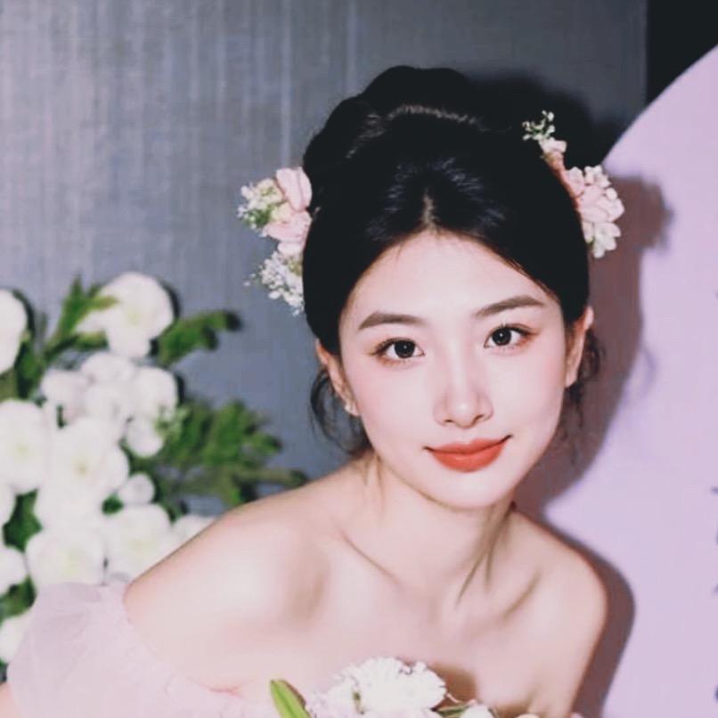 邱月儿。