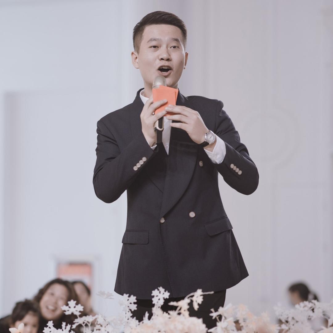 主持人李耀