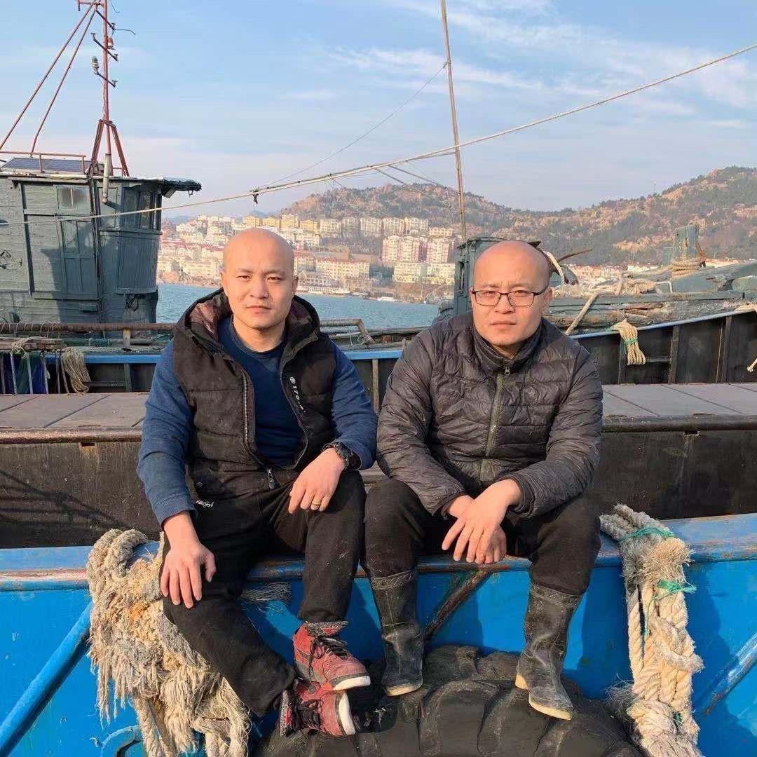 两个光头卖海鲜