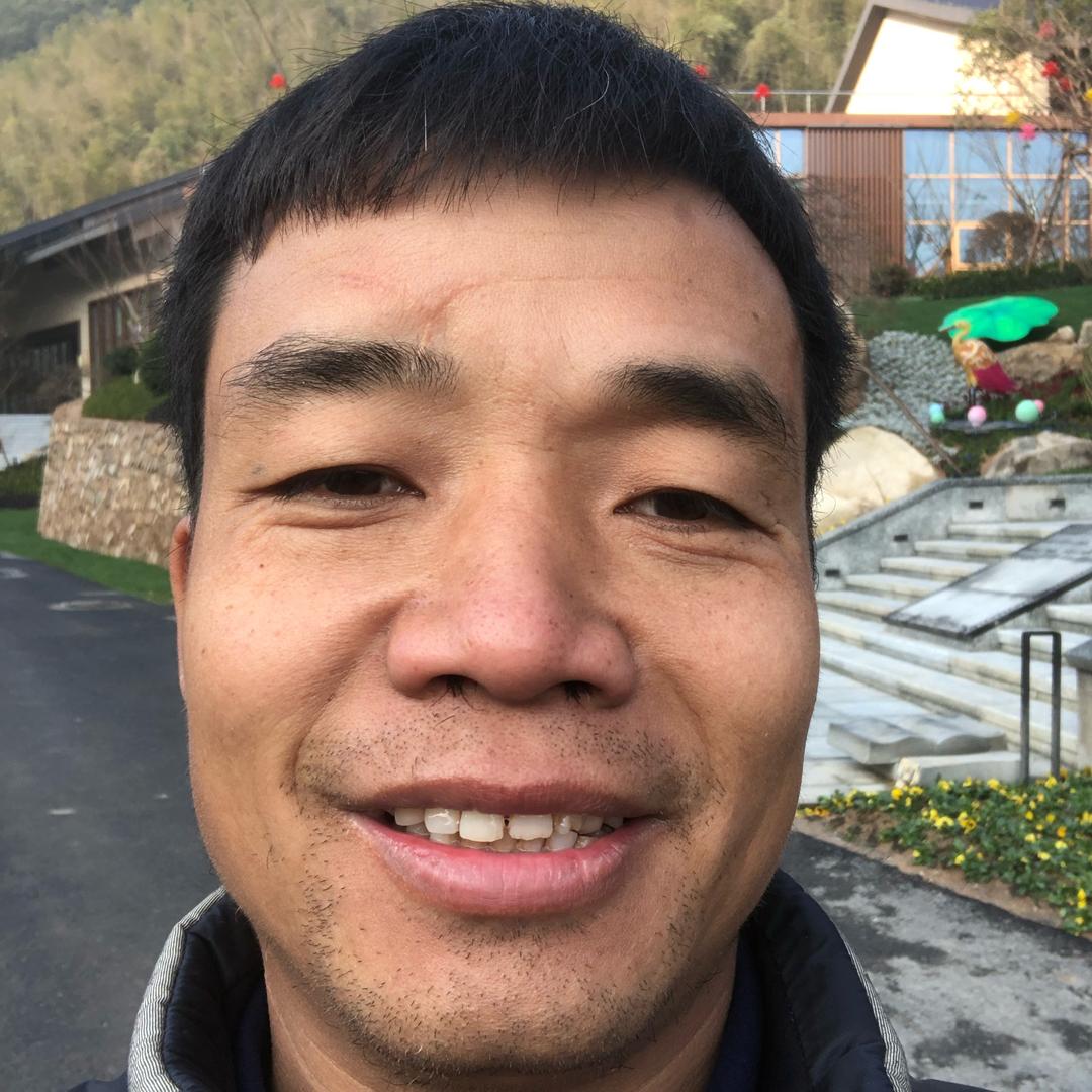 广信区田撒镇黄石村业余养土蜂徐昌东