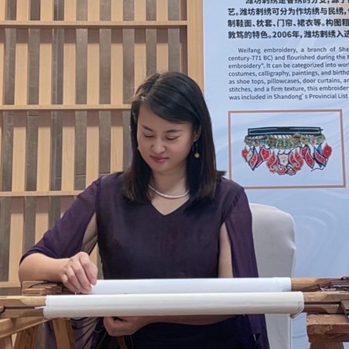 鲁绣非遗传承人金凤