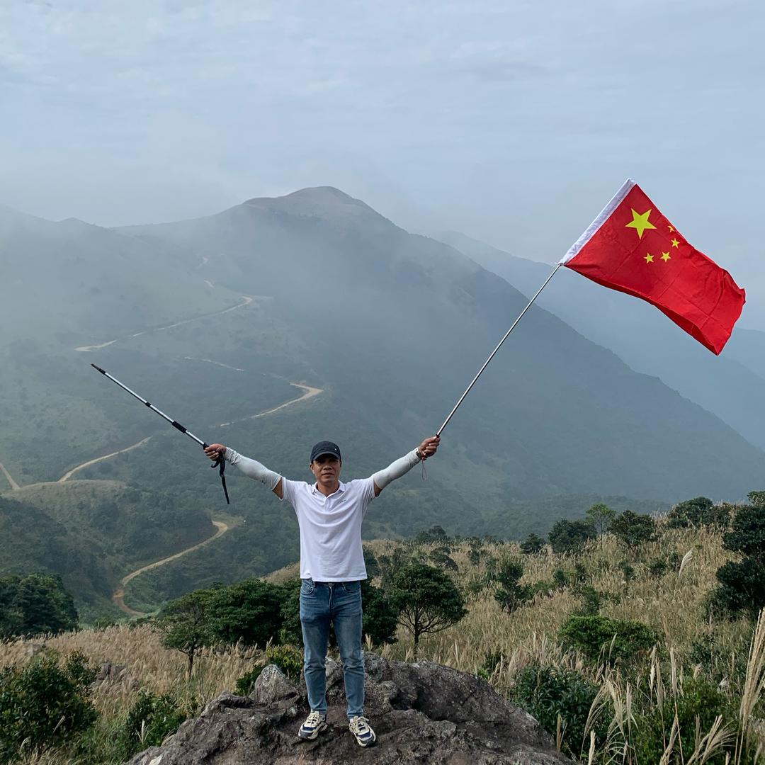 拎个钳子