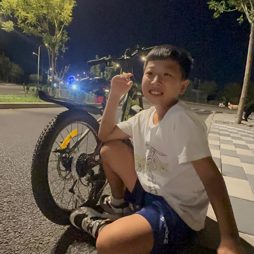 骑自行车的贾宇哲！