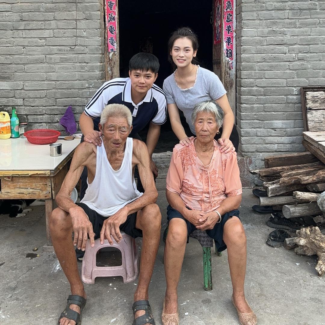 照顾爷爷奶的孩子（姐弟）