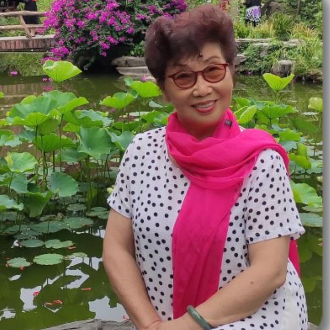 坐在豪车上的美人💋🌷