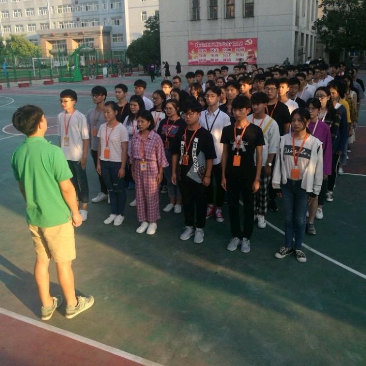 顶峰美术培训陈老师